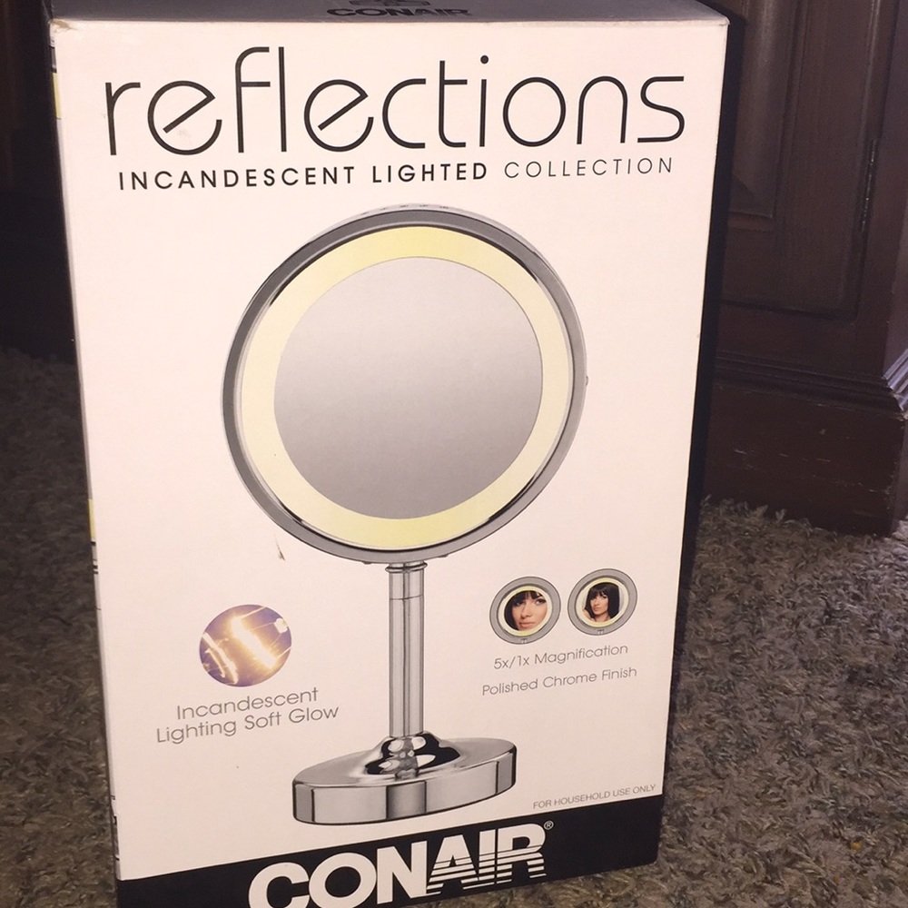Lighted makeup mirror